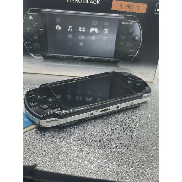 Black psp 2000 w/charger & box - Picture 8 of 8